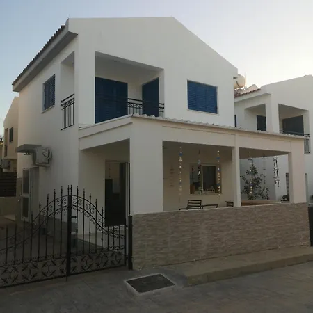 Efterpis12 St. House Case de vacanță *